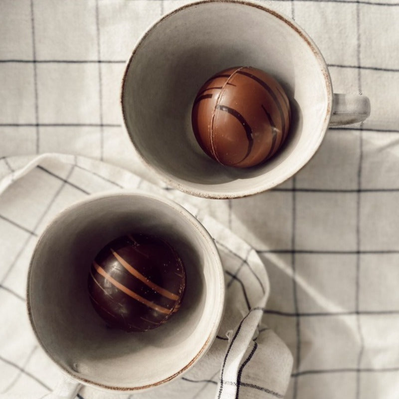 Cacao Ou Chocolat Chaud Dans Un Verre Et Une Bombe Au Chocolat